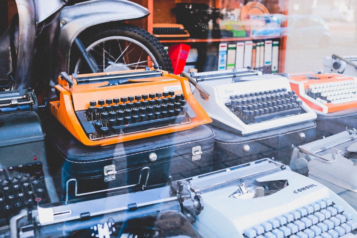 A shop window full of type writers