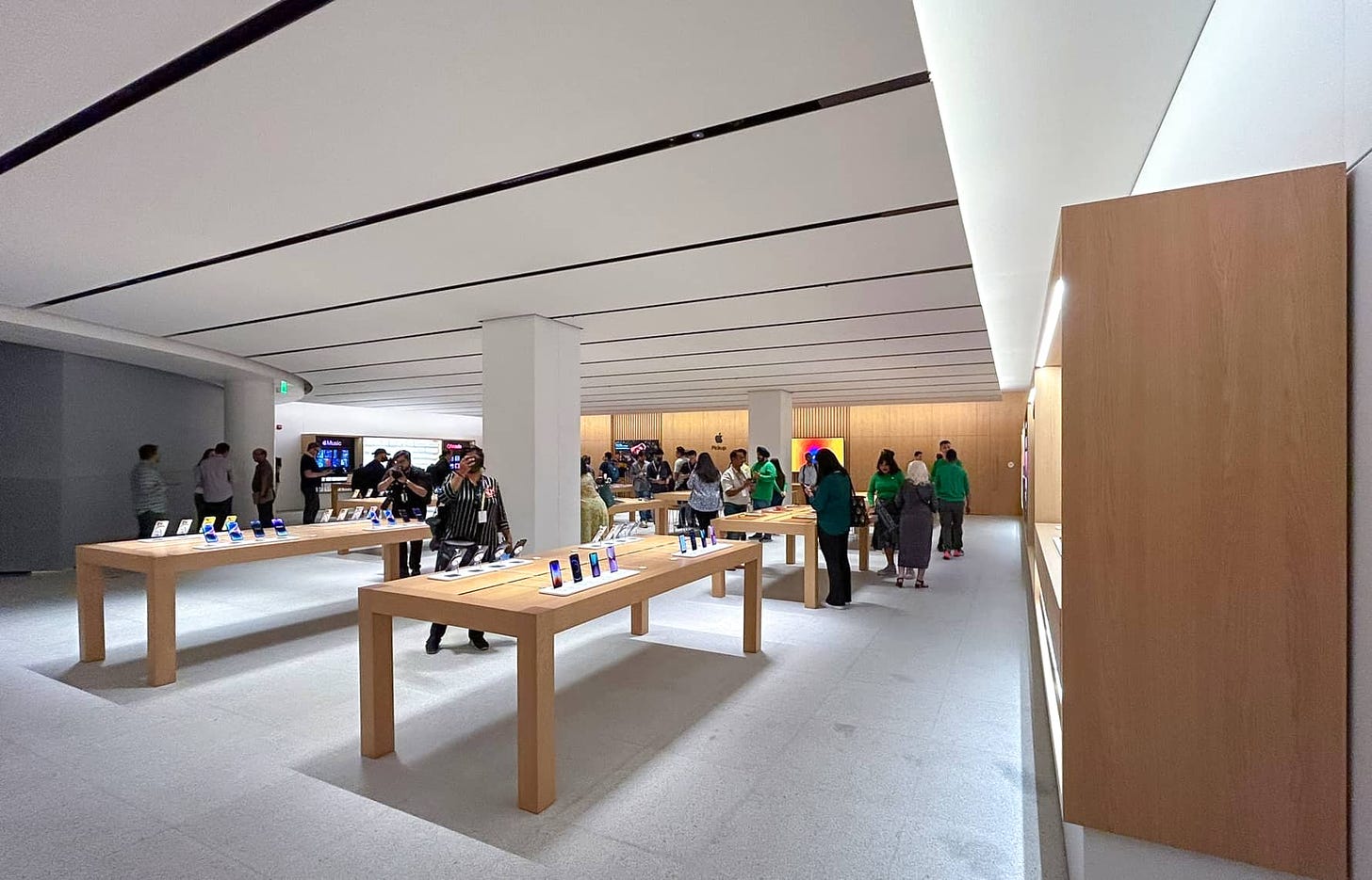 The interior of Apple Saket. Note the announcement barricade still in place.