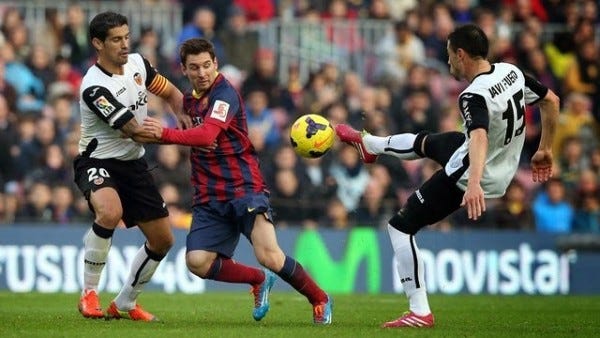 barcelona beats off valencia la liga soccer 2015