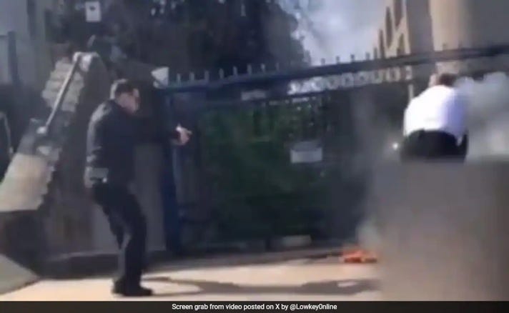 Aaron Bushnell: Video: Security Officer Points Gun At US Soldier As He  Burns To Death