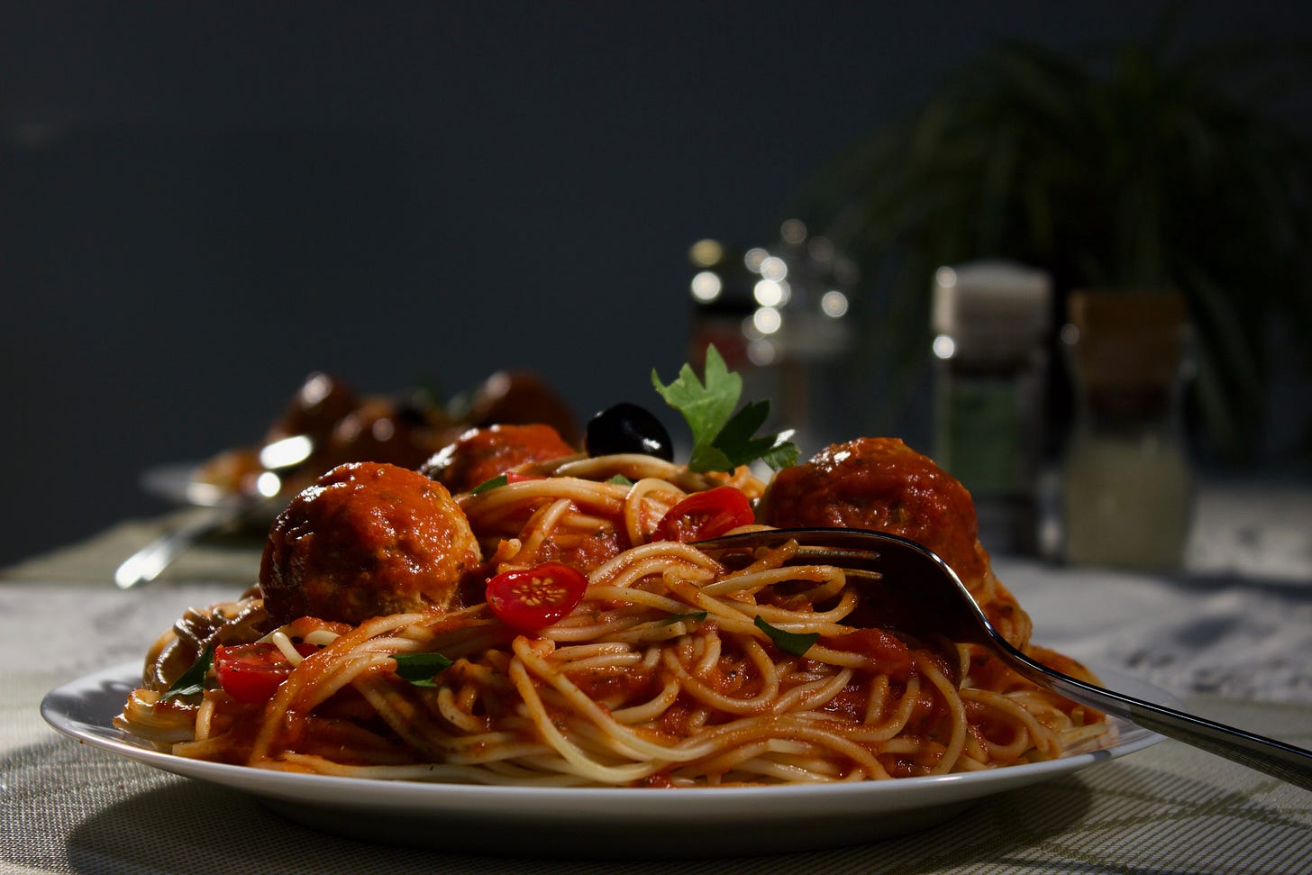 spaghetti on white ceramic plate | How to Untangle Clumped Up Spaghetti | Mania Lifestyle spaghetti on white ceramic plate | How to Untangle Clumped Up Spaghetti | Mania Lifestyle