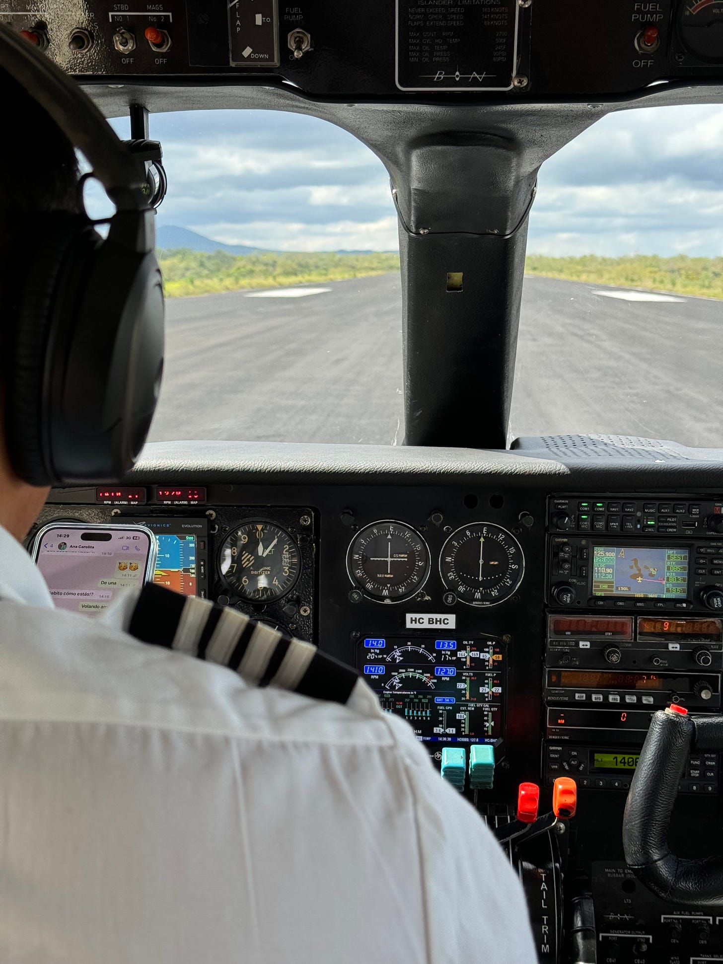 El piloto que me llevó de Isabela a San Cristóbal en avionetita de hélices para nueve pasajeros contesta el último whatsapp antes de despegar. Vuelo perfecto. Foto propia.