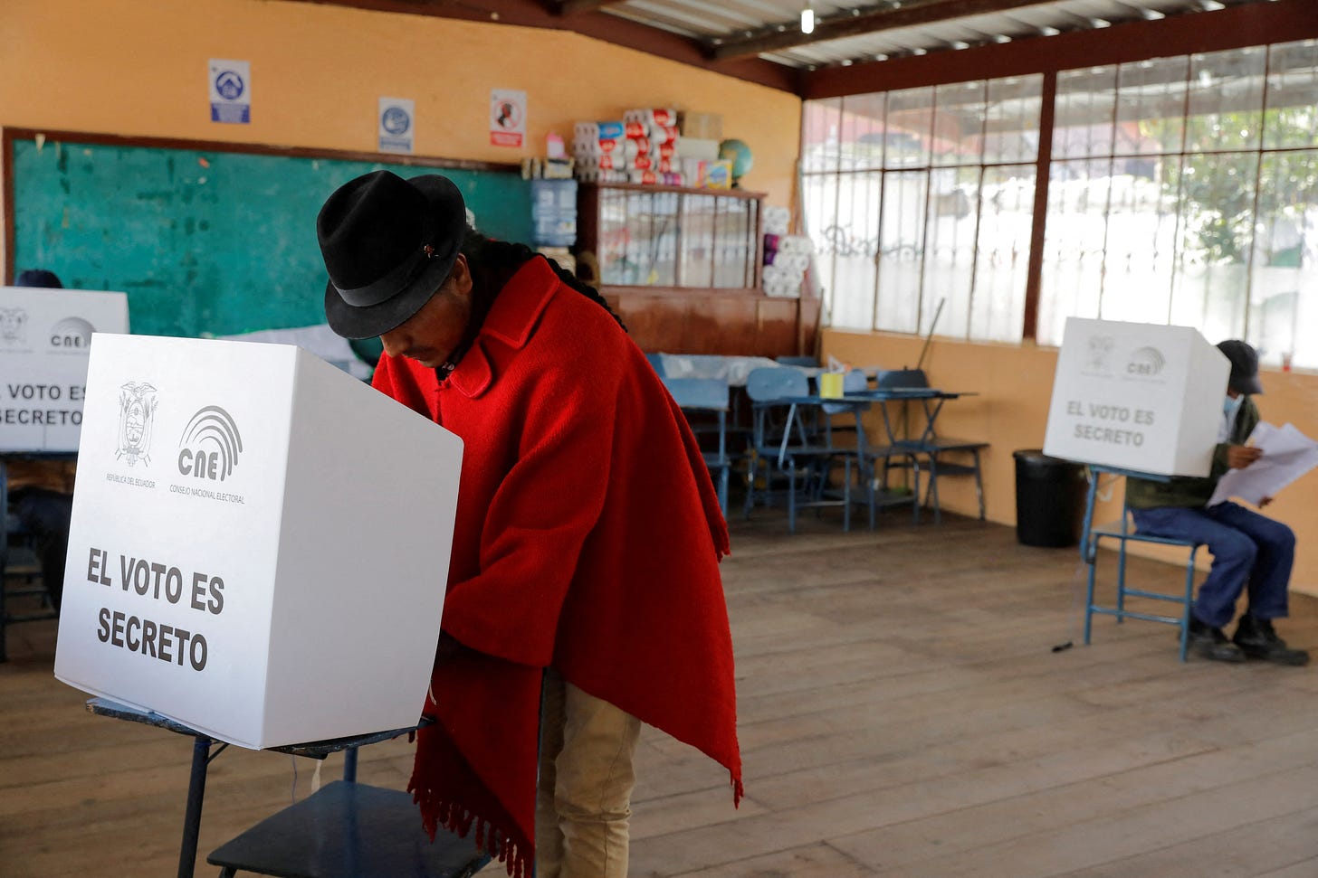 Leonidas Iza, chef de l'organisation indigène équatorienne CONAIE, vote lors d'un référendum constitutionnel et d'élections locales, à Latacunga, en Équateur, le 5 février 2023. REUTERS/Karen Toro