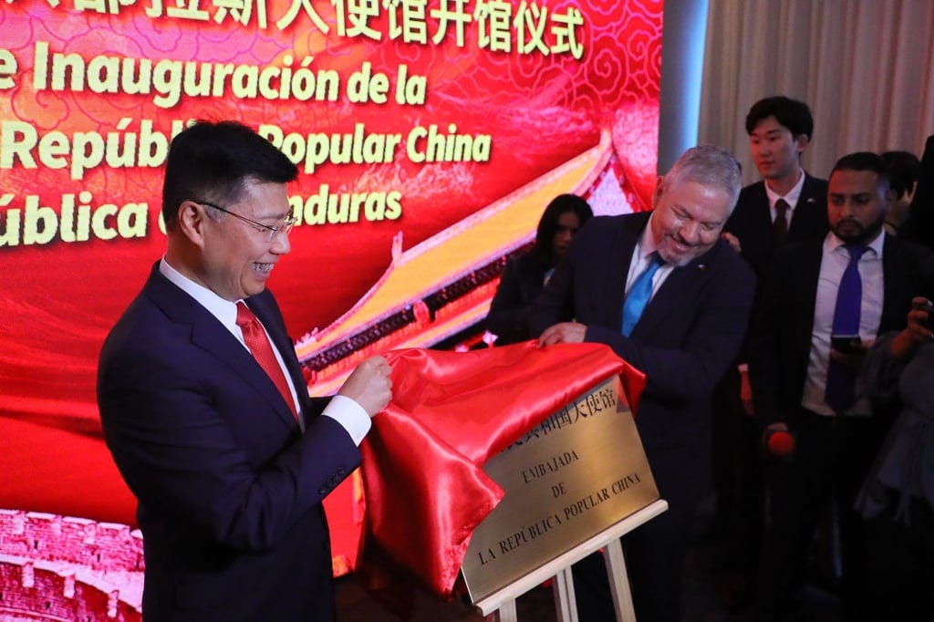 Chinese Foreign Ministry Counsellor Yu Bo and Honduran Foreign Minister Enrique Reina unveil a plaque at the inauguration of the Chinese embassy in Tegucigalpa, Honduras, on June 5, 2023. Photo: EPA-EFE