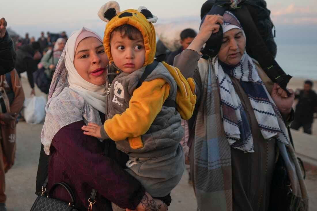 Thousands of Palestinians begin returning home to a devastated Gaza : NPR