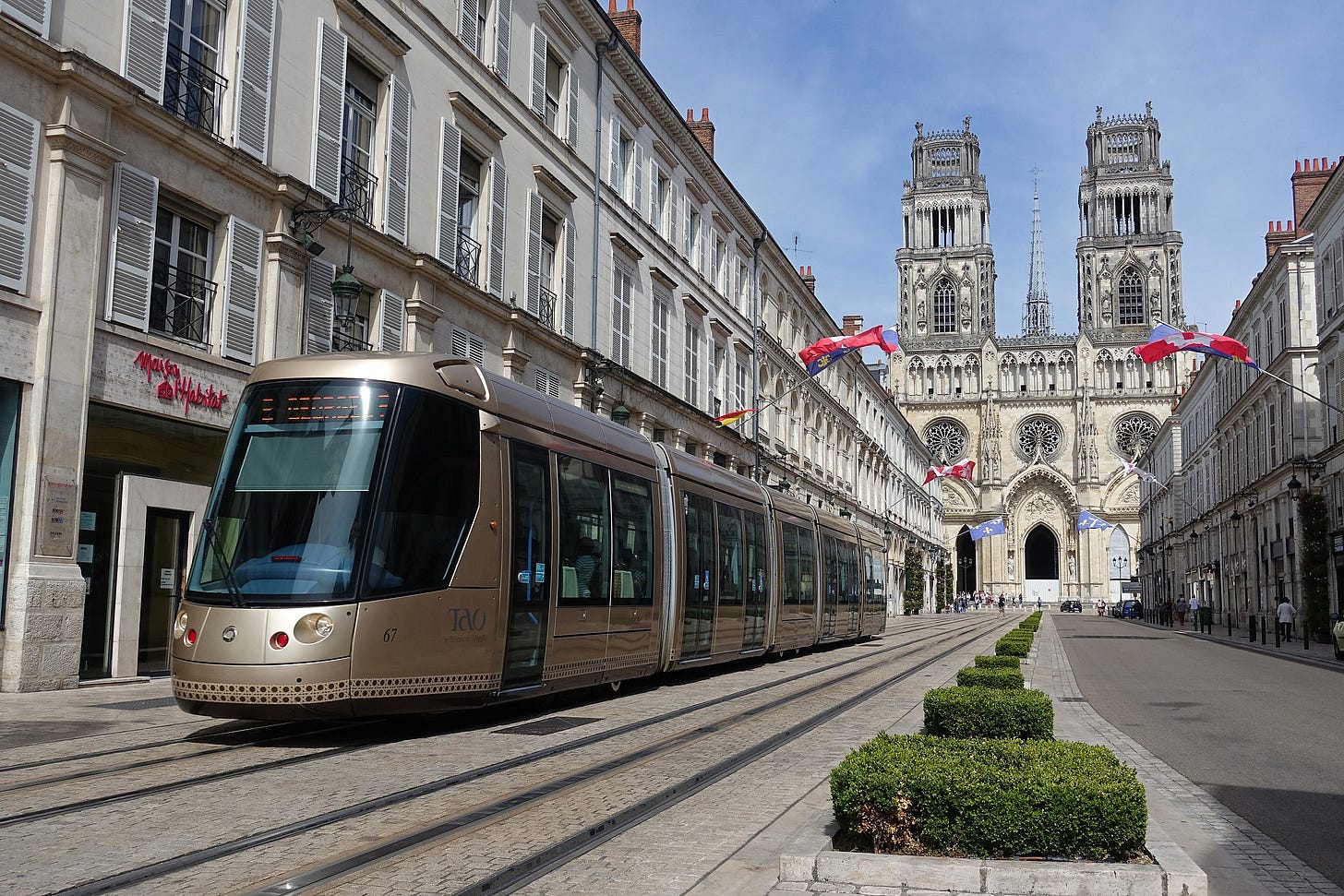 Rue Jeanne dArc Tramway Orleans.jpg