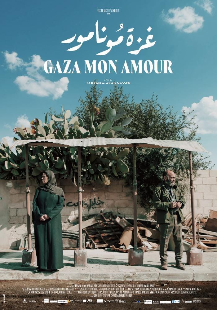 La locandina del film Gaza Mon Amour: i due protagonisti aspettano l'autobus sotto una pensilina di lamiera in una assolata giornata di cielo azzurro. Dietro di loro un grande albero di fico d'india.