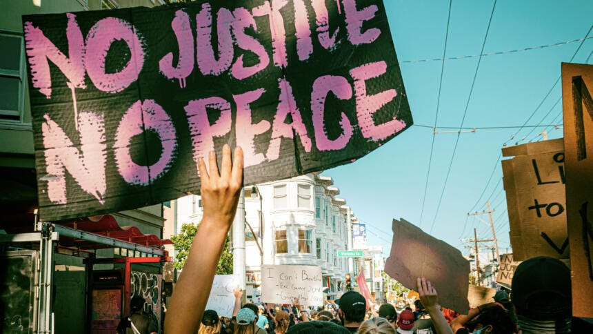 Demonstration, sichtbar ein Schild: "No Justice, no Peace" Demonstration, sichtbar ein Schild: "No Justice, no Peace"