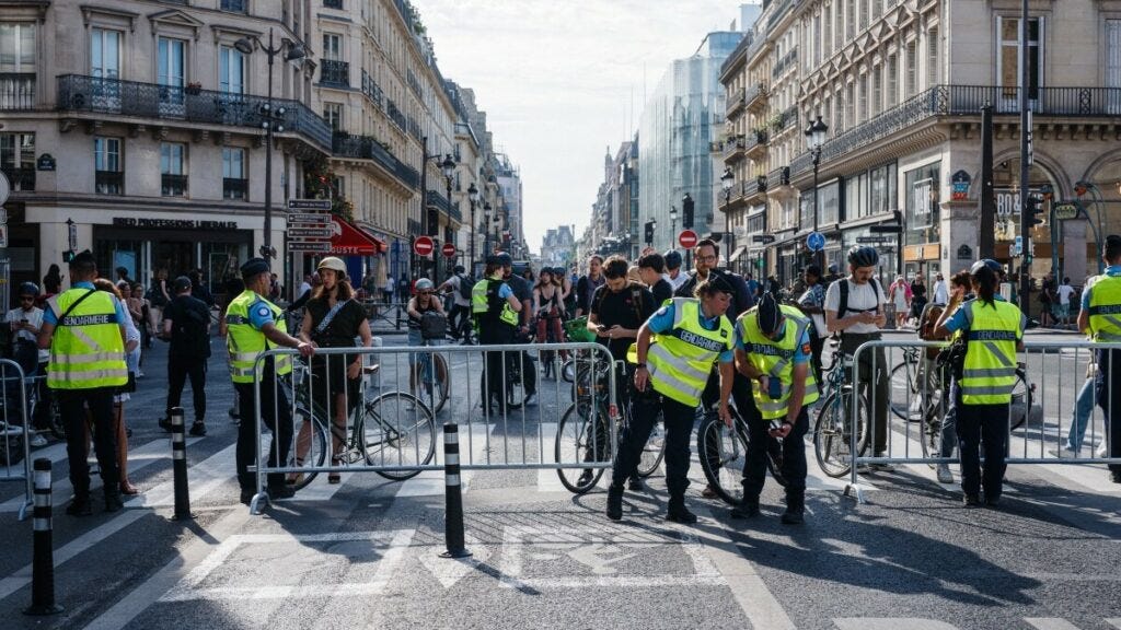 Centro de París se fortifica mientras los primeros atletas llegan a la Villa  Olímpica - Mediatiko