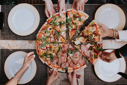 Três autistas entram numa pizzaria, quatro saem