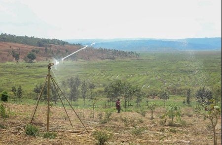 Un arroseur automatique en action au Rwanda
