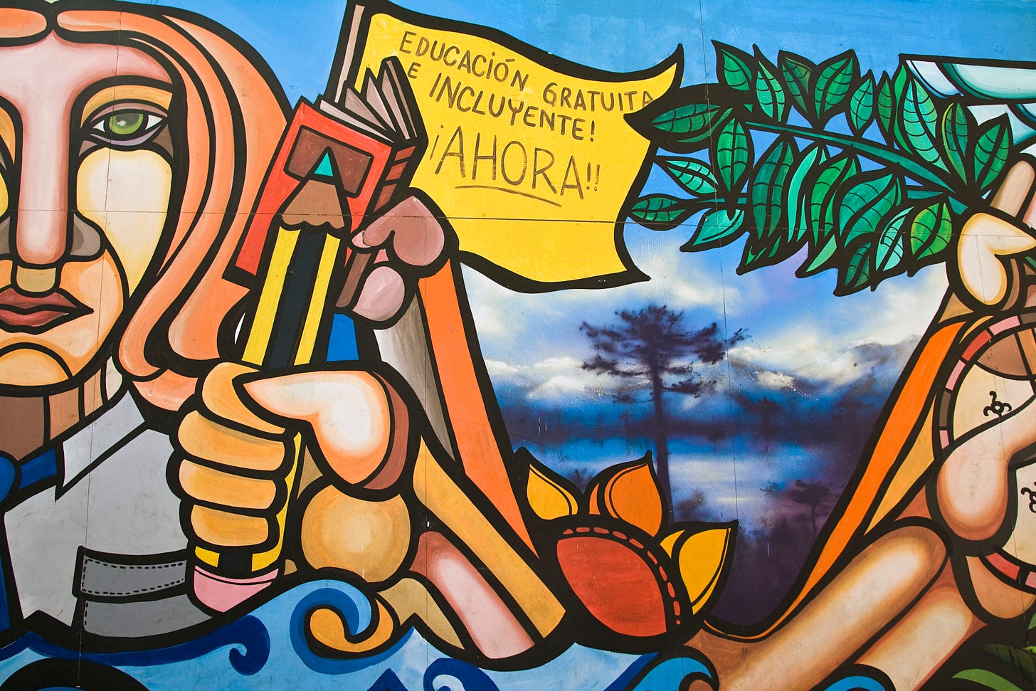 A painted mural that says Free Education for All in Spanish.