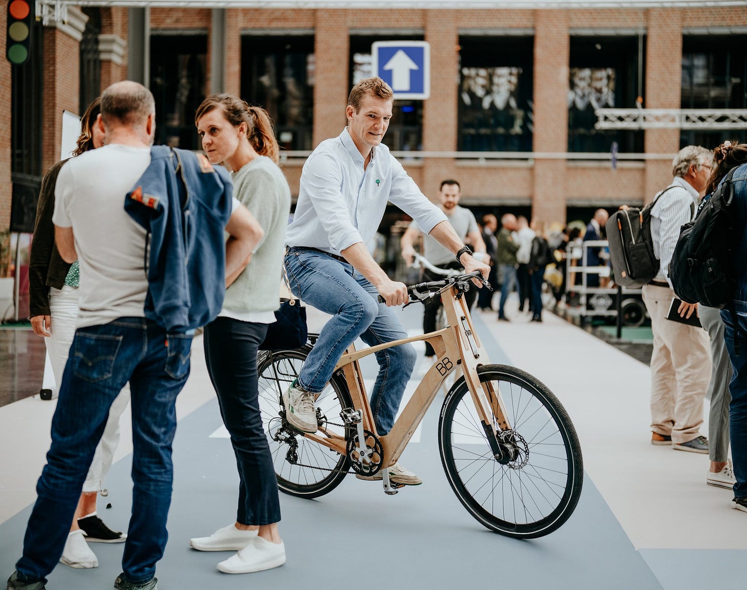 un cycliste sur le velo en bois