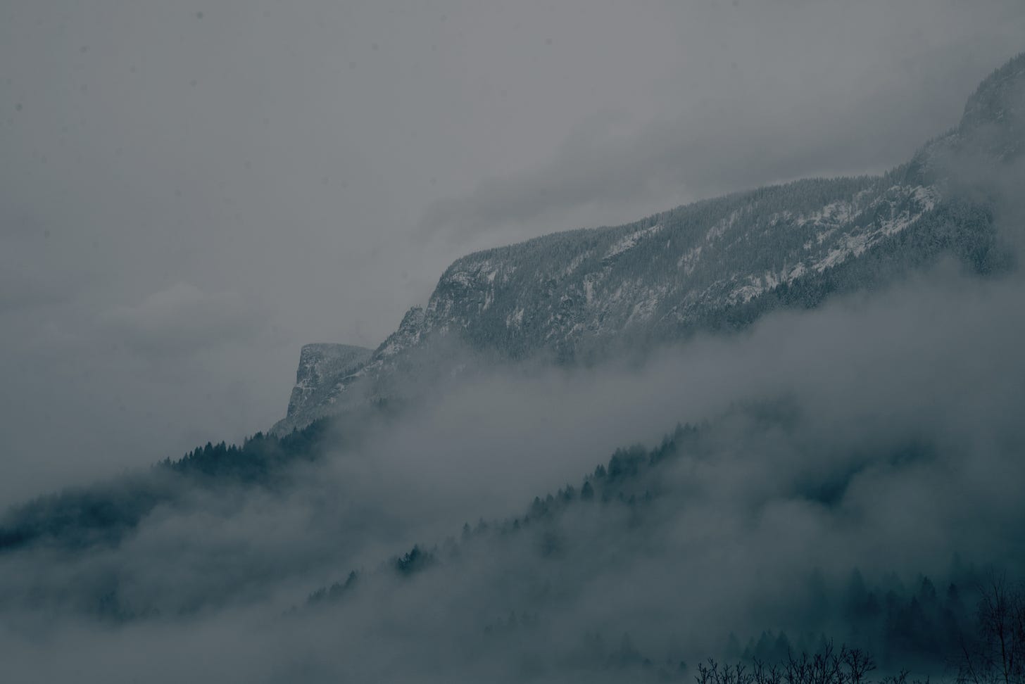 Mountains with fog, painting a gloomy and still atmosphere