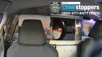 La Policía de Nueva York reveló nuevas fotografías del asesino del CEO de UnitedHealthcare huyendo de la escena del crimen. (NYPD)