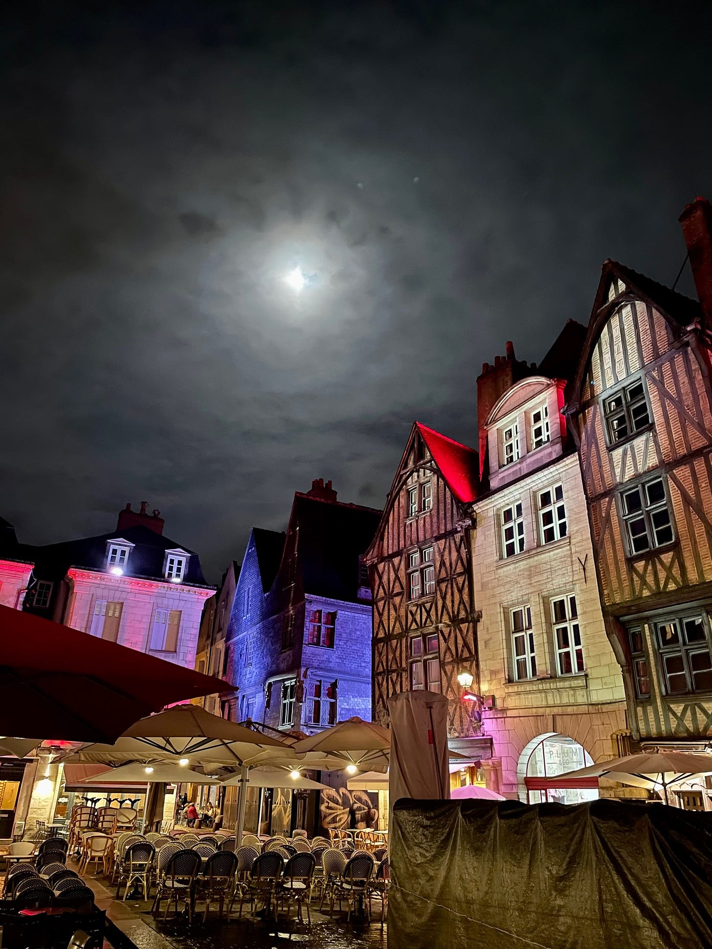 Tours place Plumereau at night