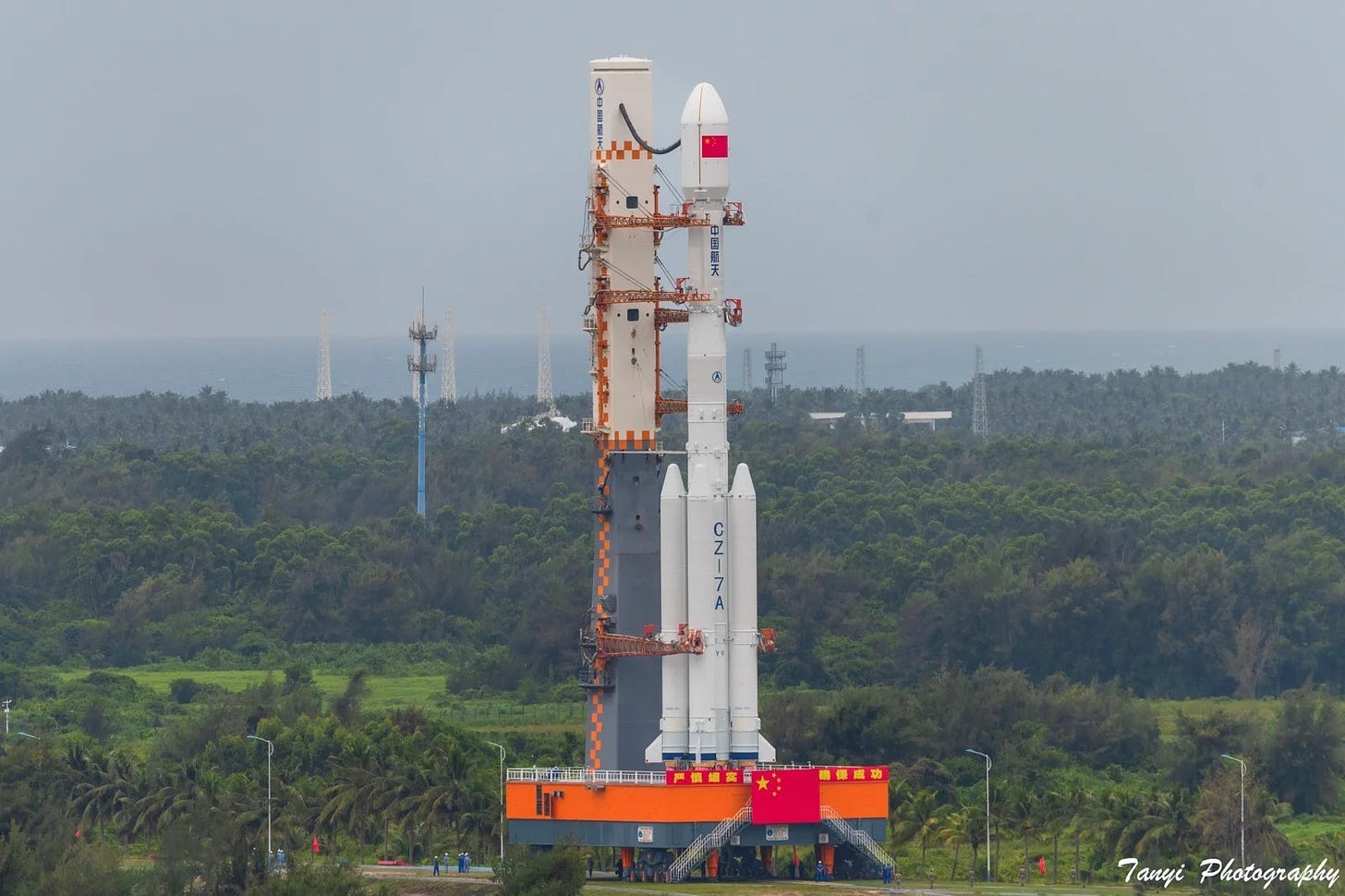 The Long March 7A Y9 vehicle during rollout to LC-201, via 充电的巴斯 on Weibo.