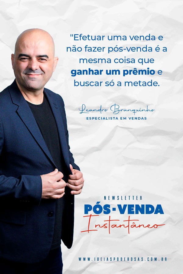 Palestrante Leandro Branquinho segurando paletó. Em seu rosto, é possível perceber um sorriso de autoconfiança