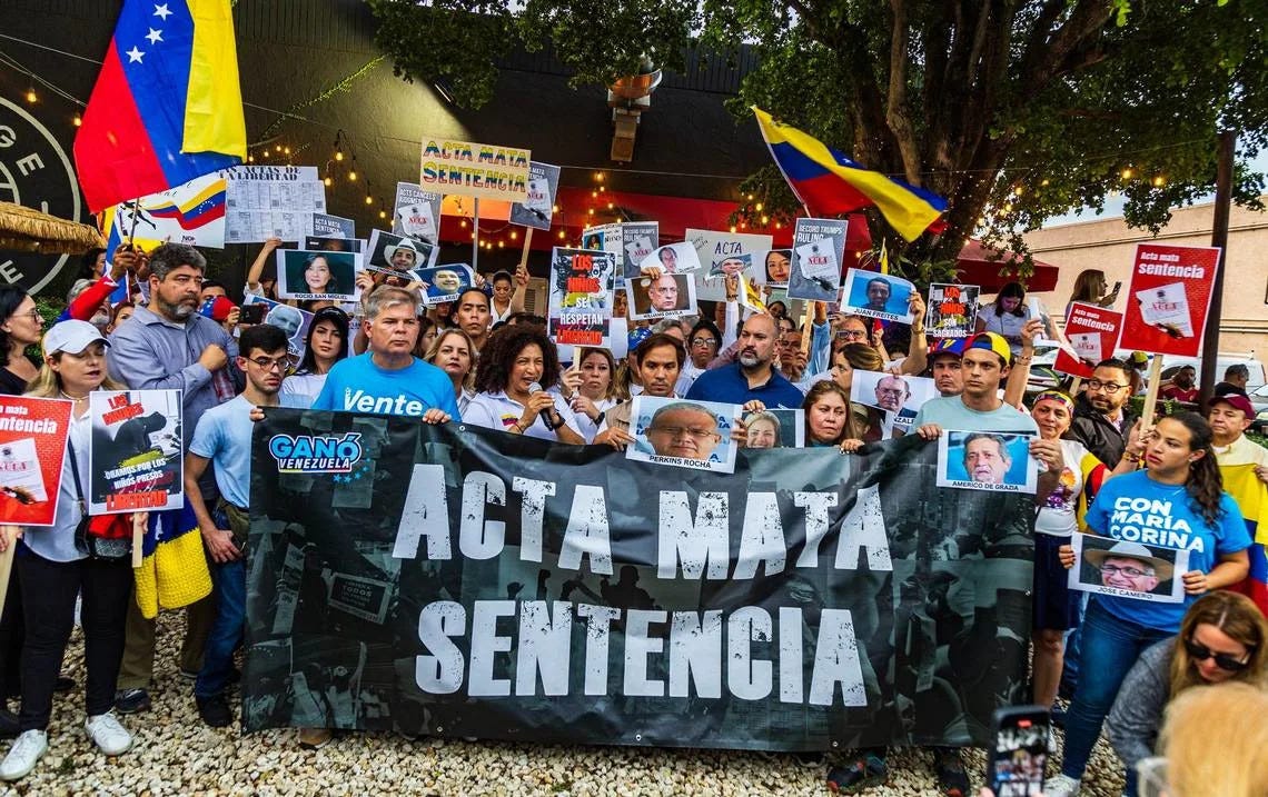 Un grupo de venezolanos residentes en el sur de Florida protestaron en el Garage Café Bistro de Doral mientras la líder María Corina Machado llamó una vez más a los venezolanos alrededor del mundo a movilizarse un mes después del fraude electoral que declaró a Nicolás Maduro como ganador en las pasadas elecciones del 28 de julio. El miércoles 28 de agosto de 2024.