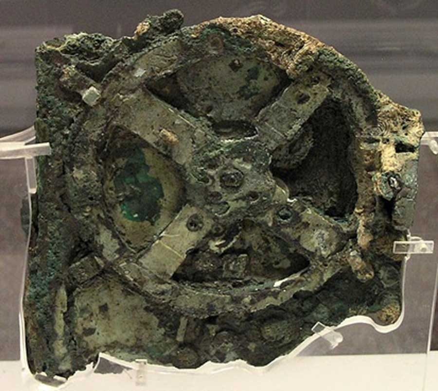 The Antikythera Mechanism (Fragment A – front); visible is the largest gear in the mechanism, approximately 14 centimeters (5.5 inches) in diameter. (CC BY-SA 3.0)