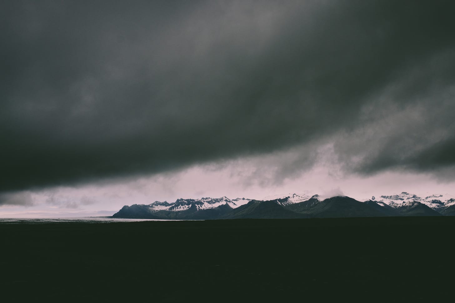 https://upload.wikimedia.org/wikipedia/commons/4/44/Dark_clouds_massing_over_mountains_%28Unsplash%29.jpg