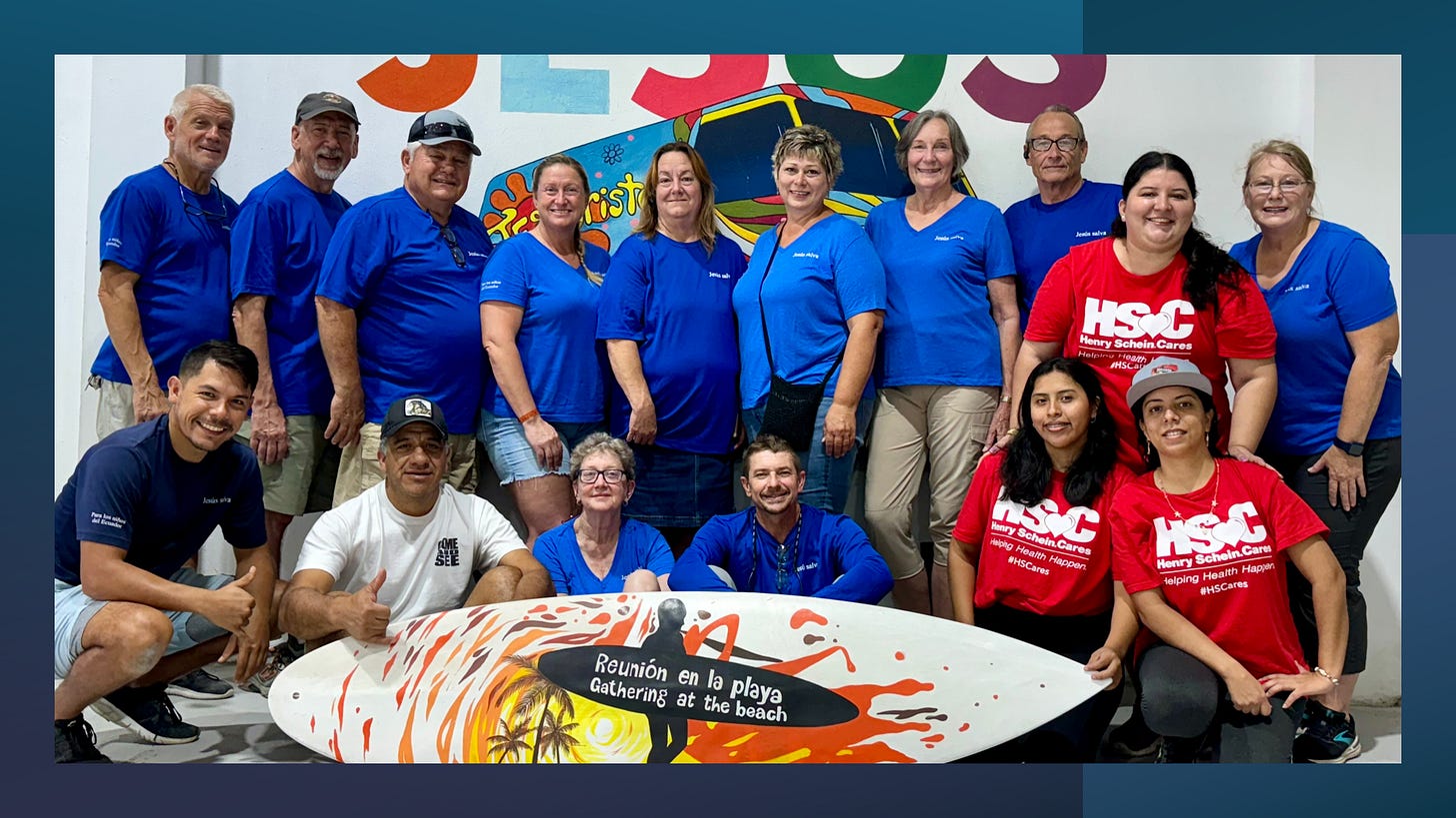 Image of 15 people at Pate Ministries 2024 in Ecuador.