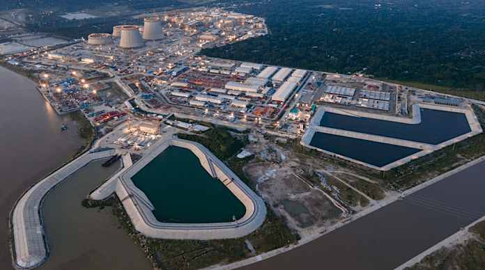 https://upload.wikimedia.org/wikipedia/commons/7/72/Aerial_view_of_Rooppur_Nuclear_Powerplant.jpg