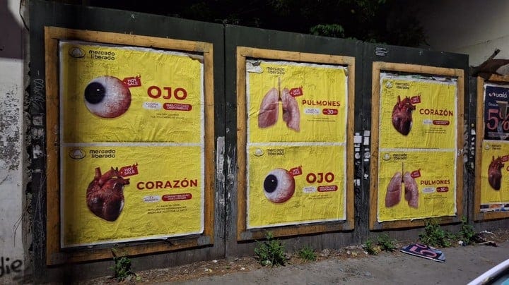 Se vende", el extraño cartel que apareció en la puerta del colegio Nacional  Buenos Aires en plena campaña