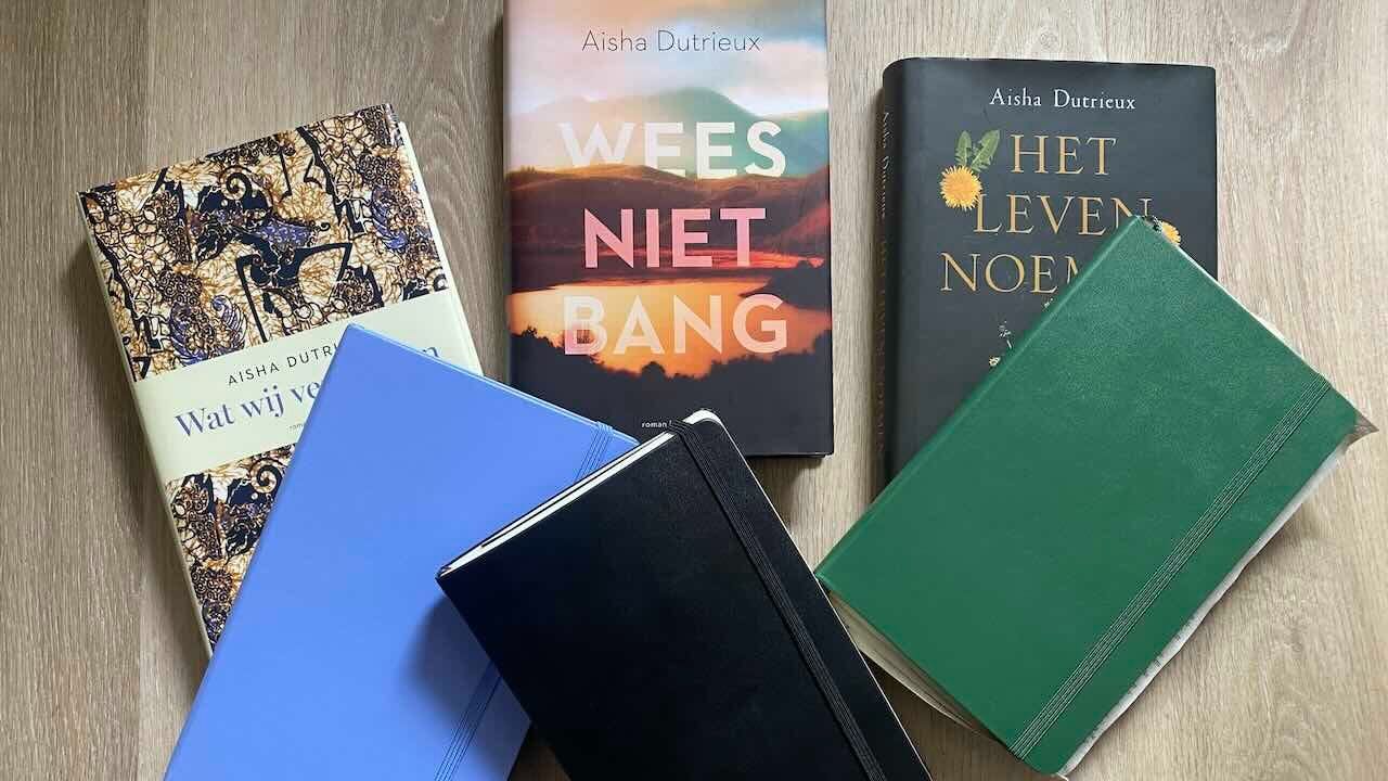 Romans Aisha Dutrieux met het bijbehorende notitieboekje