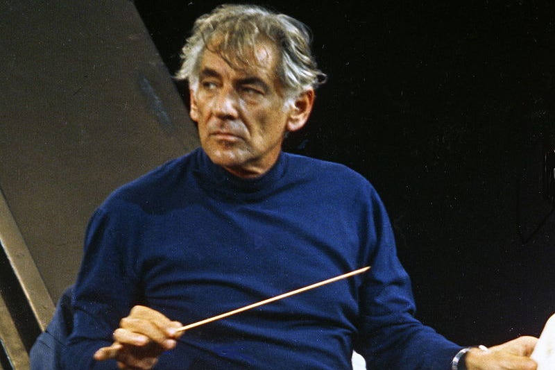 Le chef d'orchestre Léonard Bernstein dirigeant un orchestre à Londres