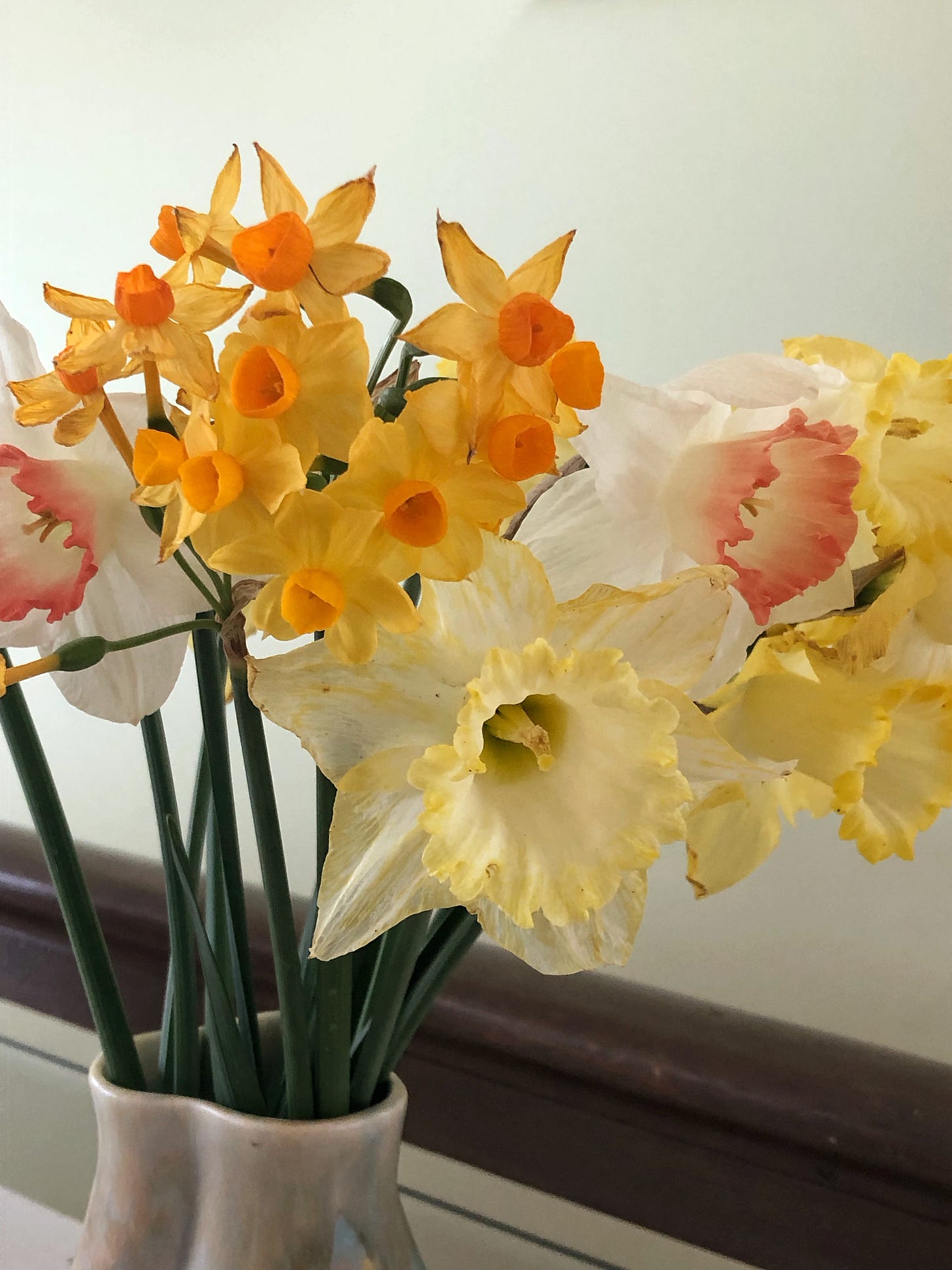 Vase full of daffodils