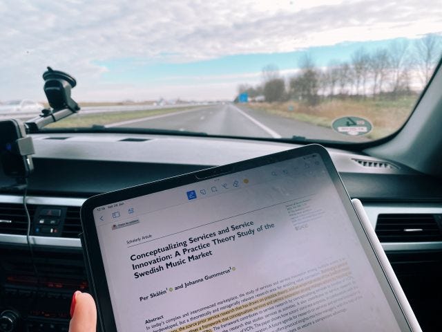 Uuuuren papers lezen in de auto naar Zweden