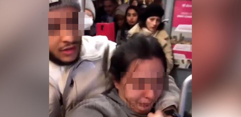 Nicholas Vaccaro: chi è il giovane che filma le presunte borseggiatrici  sulla metro di Milano - Open