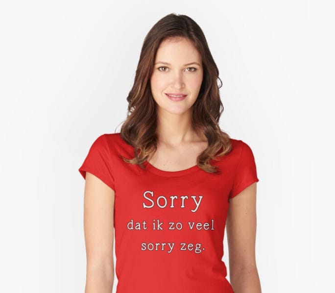 Model met rood T-shirt met daarop "Sorry dat ik zo veel sorry zeg."