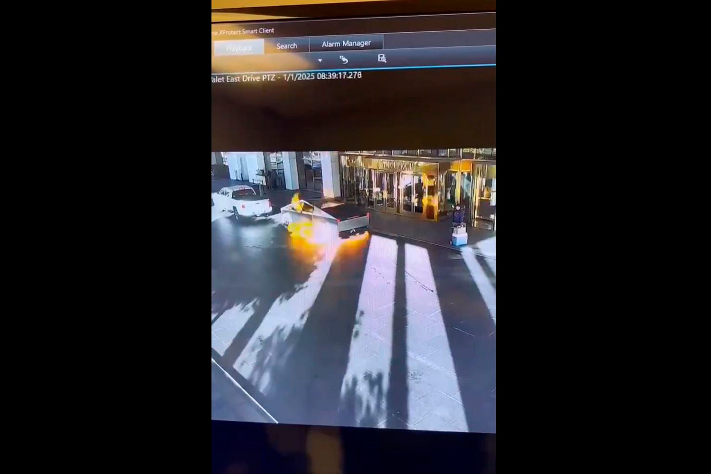 Captura de video tomada de la cuenta en X @LasVegasLocally del momento de la explosión de vehículo frente al 'Trump Hotel' este miércoles, en Las Vegas (EE.UU.)