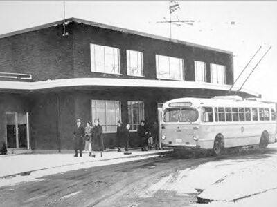 Bus in front of the Rockway Centre when it operated as a terminal.