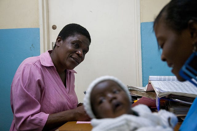 Un'operatrice sanitaria del Kawale Health Center in Malawi, informa Katie, una giovane madre sieropositiva, riguardo l'importanza di riprendere la terapia antiretrovirale. Credit: USAID / Flickr. Licenza: CC BY-NC-ND 2.0. 