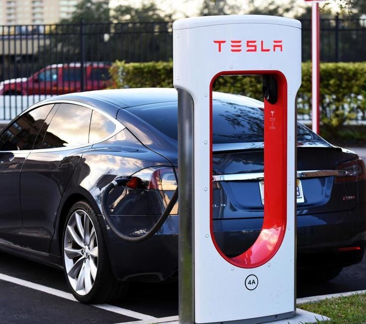 Los centros comerciales de Tesla, la apuesta de espacio auto eléctricos y centros gastronómicos. 