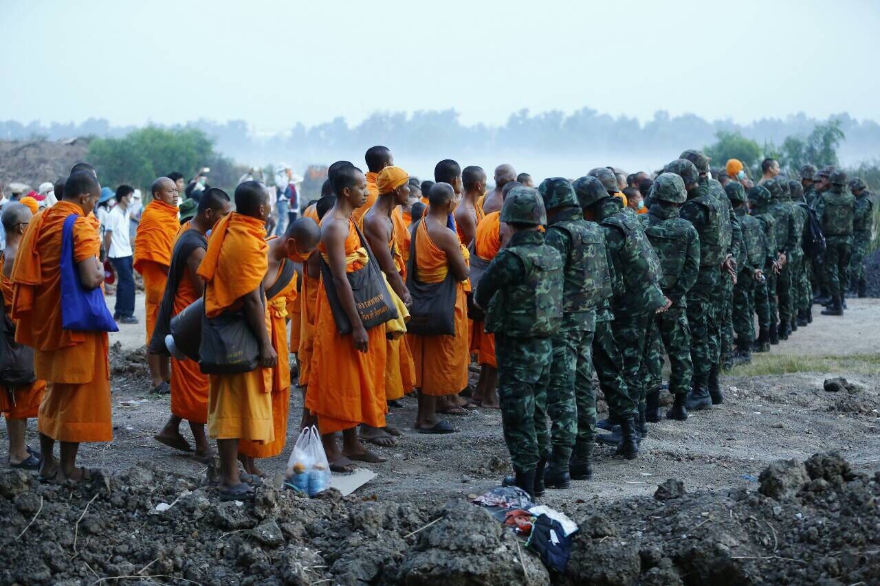 On February 23, 2017, the military advance into Wat Phra Dhammakaya property, on land where the new temple hospital will be built. Buddhist monks and temple devotees rushed to block soldiers from advancing any further.&nbsp;