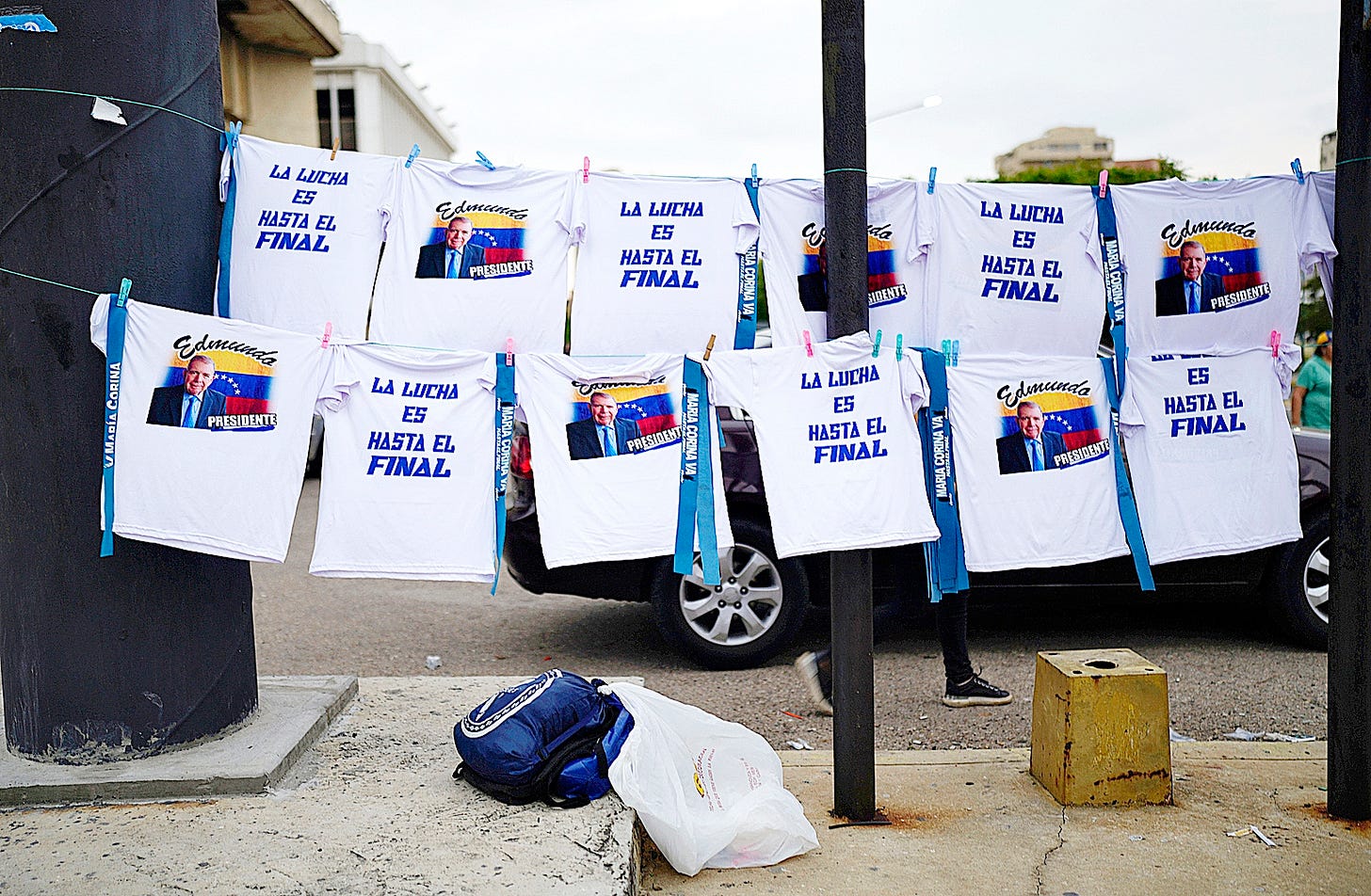 Camisetas con la imagen de Gonzalez tendidas en Maracaibo.