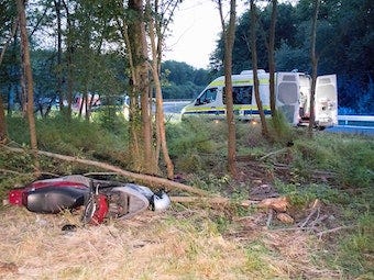 Ein Motorroller liegt nach einem Unfall am Rand der Autobahn 4 (A4). Ein Mann ist mit seinem Motorroller auf der A4 in Köln von der Straße abgekommen und gestorben.