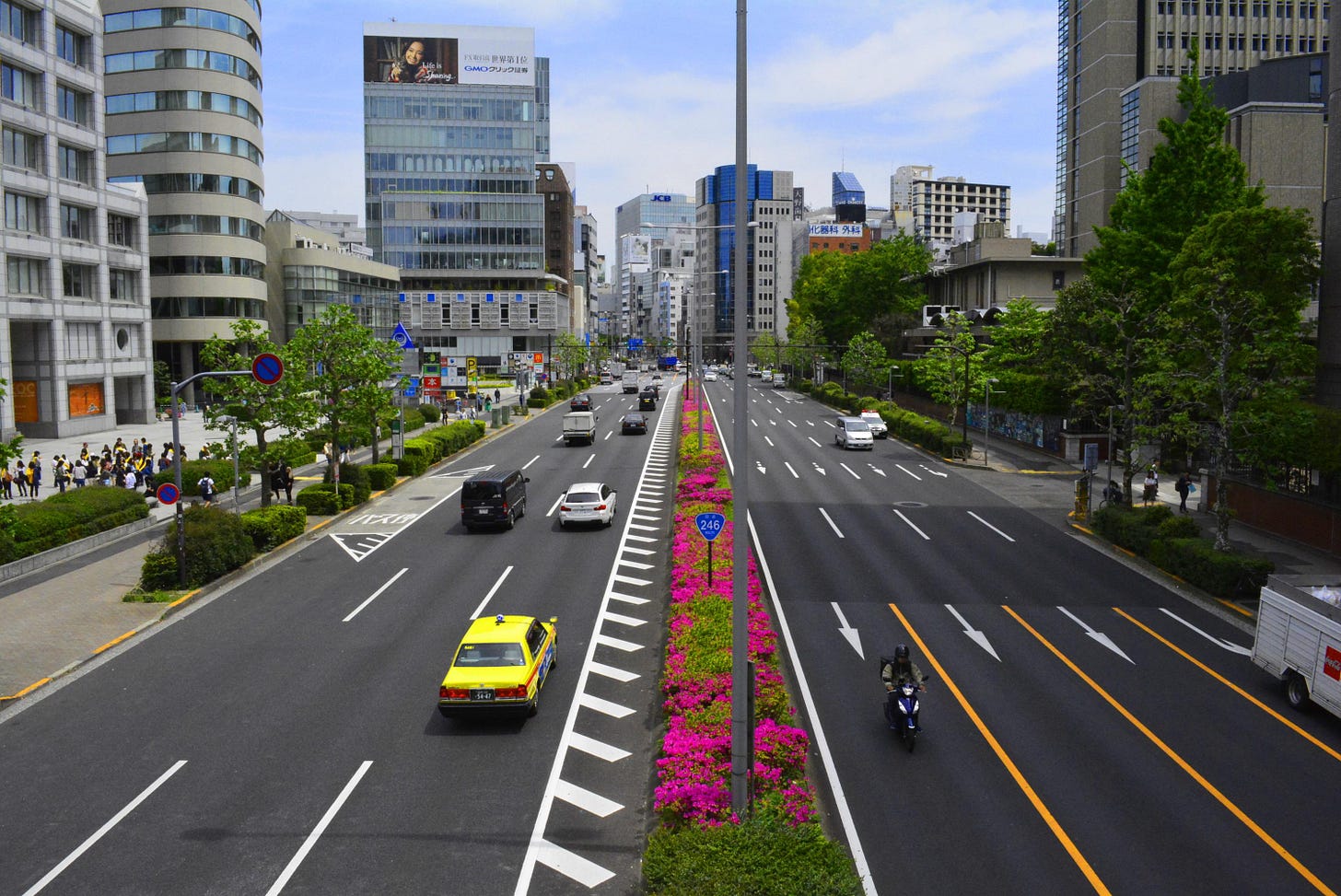 The clean streets of Tokyo : r/pics