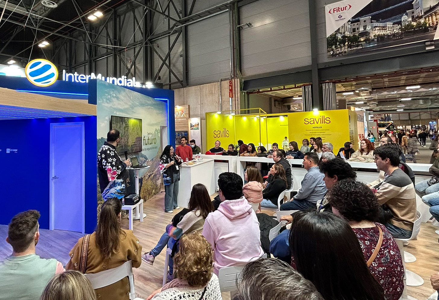 En plena charla en Fitur