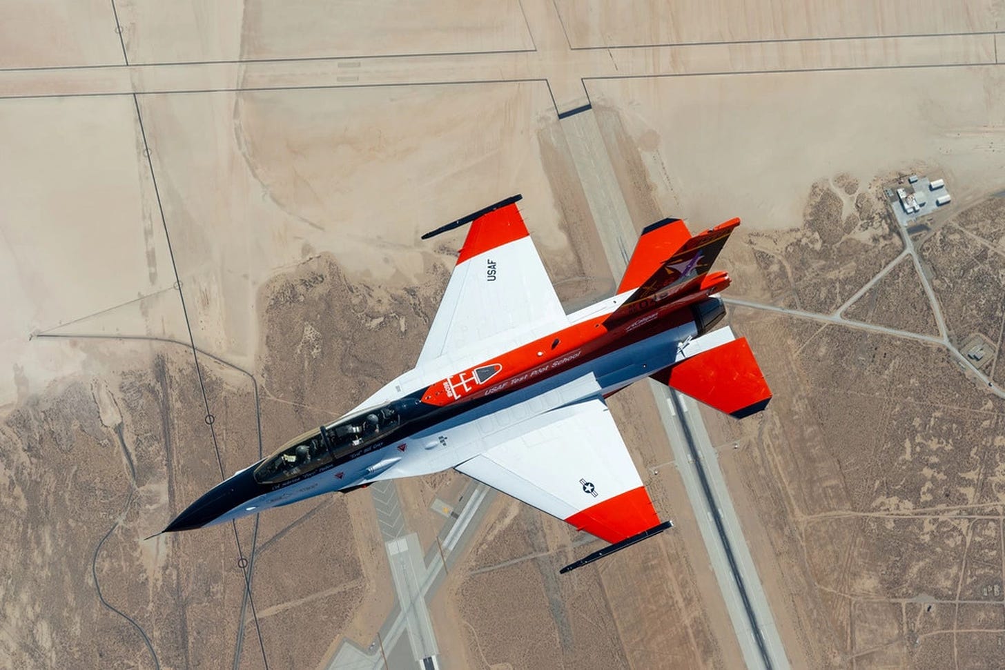 Uçuş halindeki bir X-62A uçağını gösteren bir fotoğraf