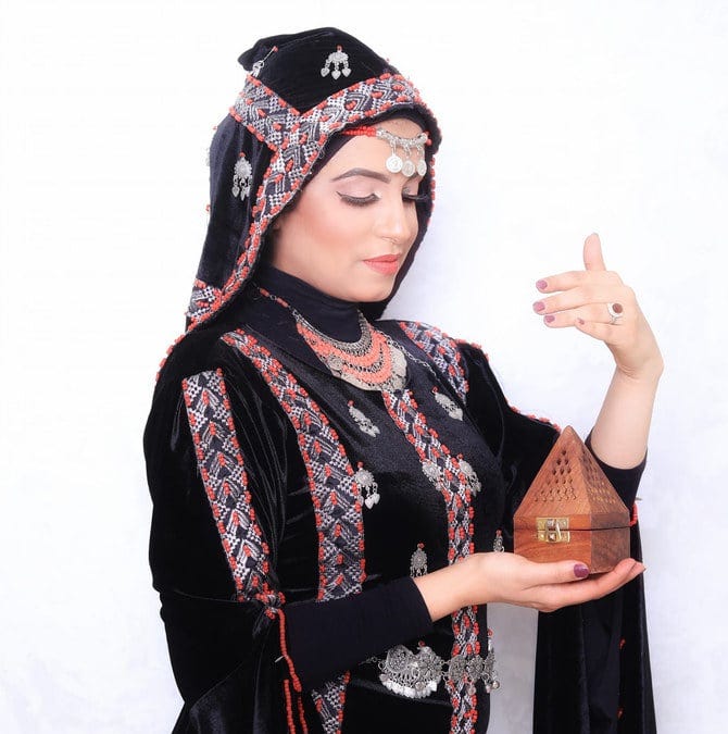 Yemeni women post pictures in traditional garb to defy Houthi dress regulations