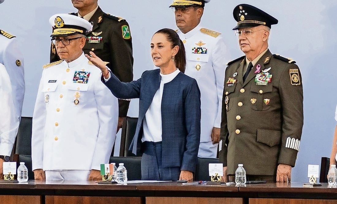 La estrategia de seguridad de Claudia Sheinbaum delinea que habrá coordinación integral entre miembros del gabinete, como los secretarios de Marina y de la Defensa Nacional. Foto: Archivo EL UNIVERSAL