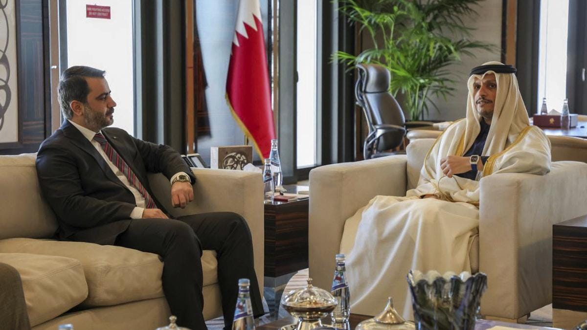 El ministro de Exteriores sirio, Asaad al Shaibani, junto al primer ministro catarí, Mohamed bin Jasim Al Thani.