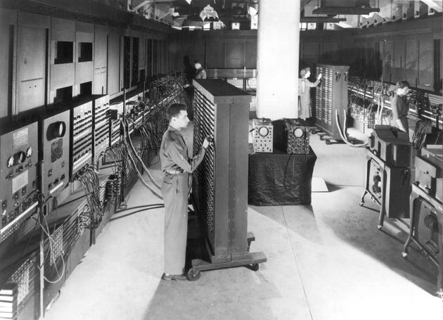 https://upload.wikimedia.org/wikipedia/commons/1/16/Classic_shot_of_the_ENIAC.jpg
