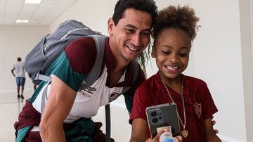 Sorrisos e emoção: garota fã do Fluminense que viralizou nas redes sociais  visita o CT e encontra os craques