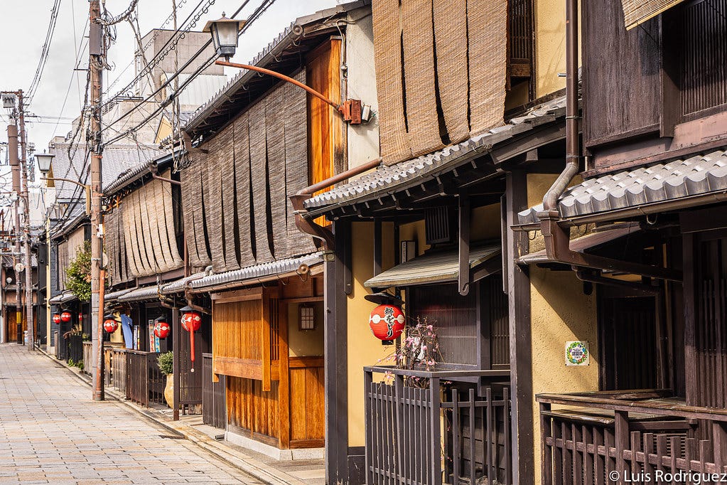 Edificios tradicionales con cortinillas sudare en el barrio de geishas de Gion (Kioto)
